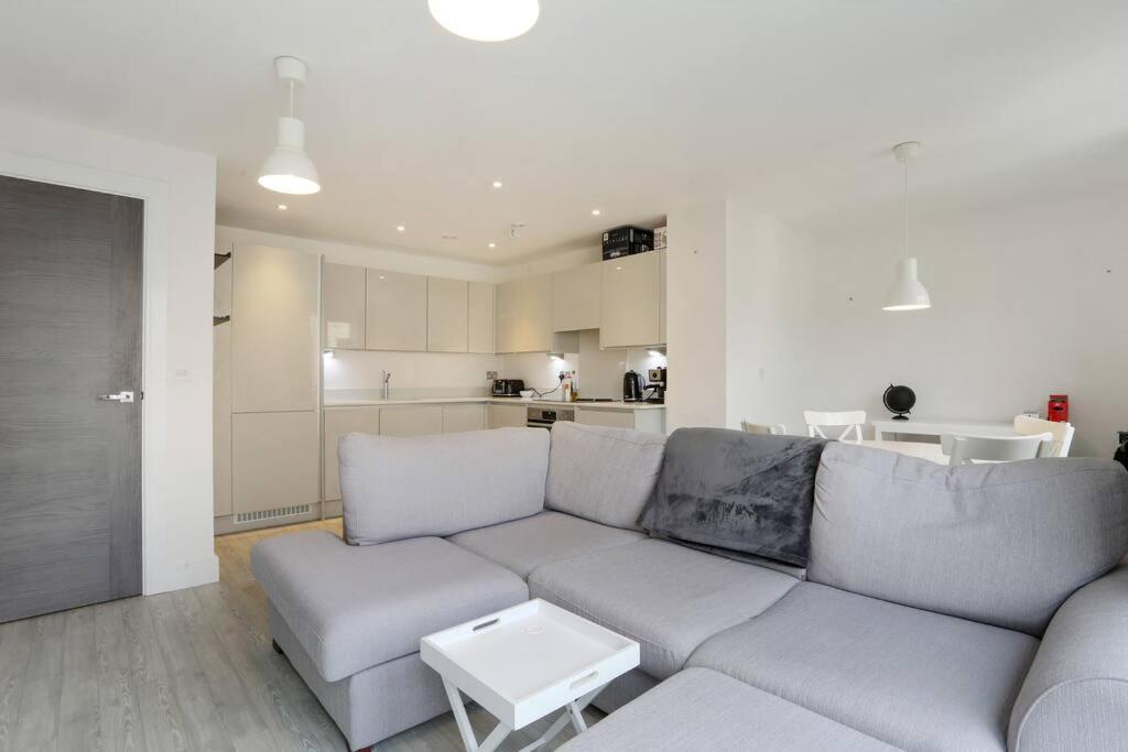 Idyllic Thames Riverside Apartment With Free Parking Isleworth Exterior photo